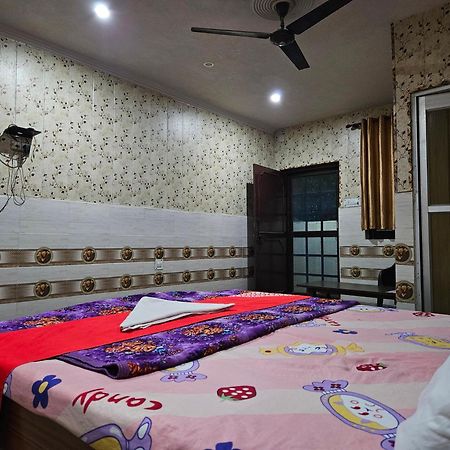 Hotel Chitrarth & Party Lawn Haldwāni Rum bild