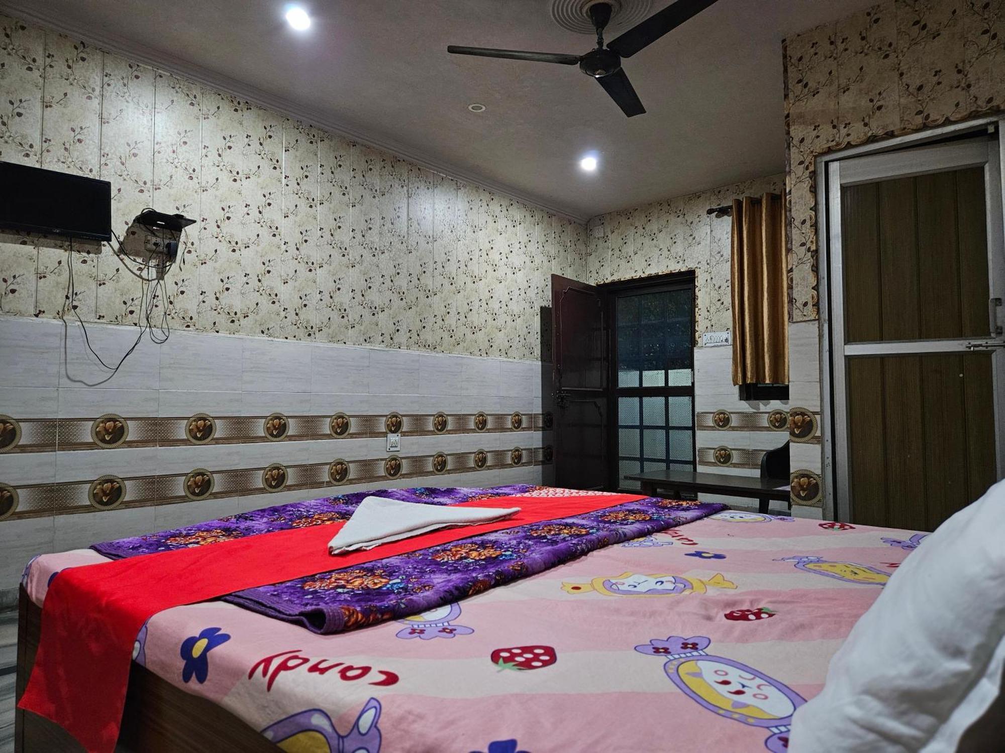 Hotel Chitrarth & Party Lawn Haldwāni Rum bild